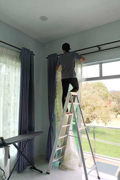 Fixing curtain rod in Dubai home